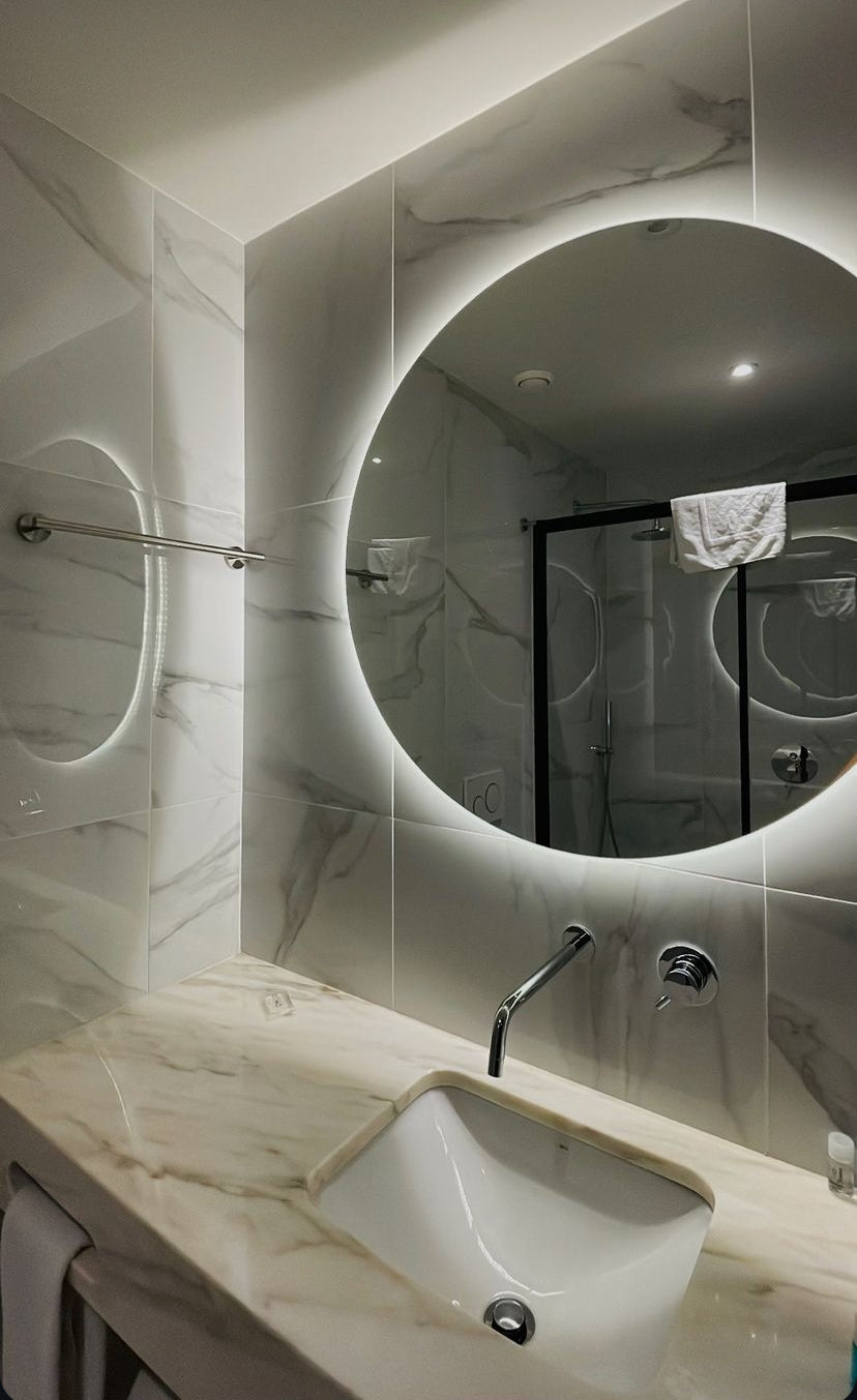 Miroir de salle de bain avec LED